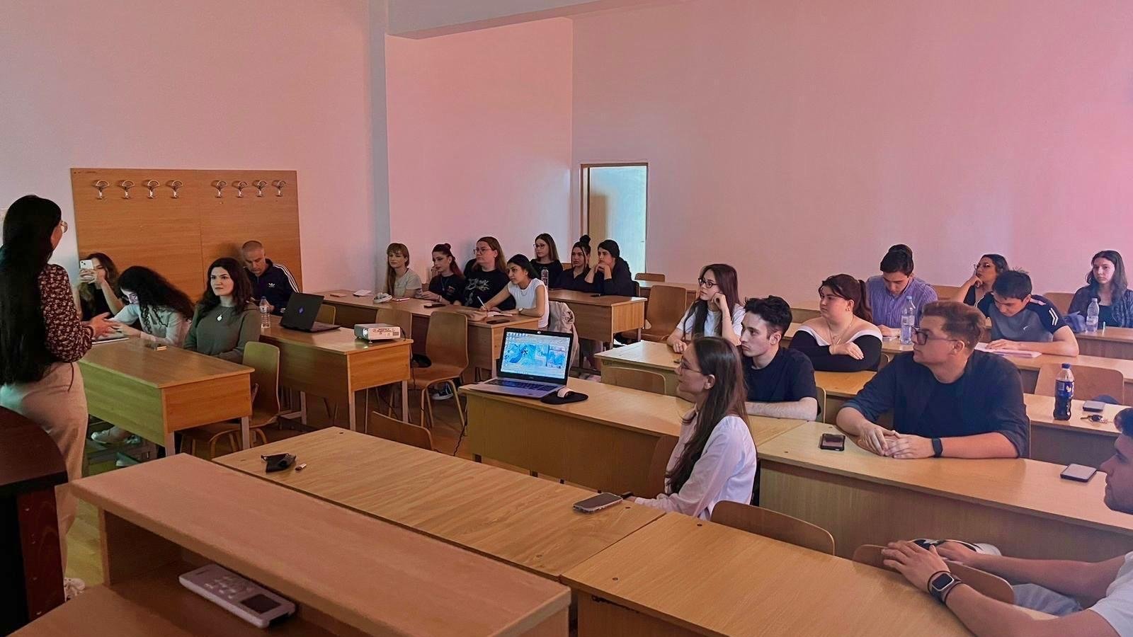 Studenți HISTORIPOL la o sesiune de îndrumare academică
